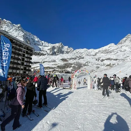 Location Lift Front דירה