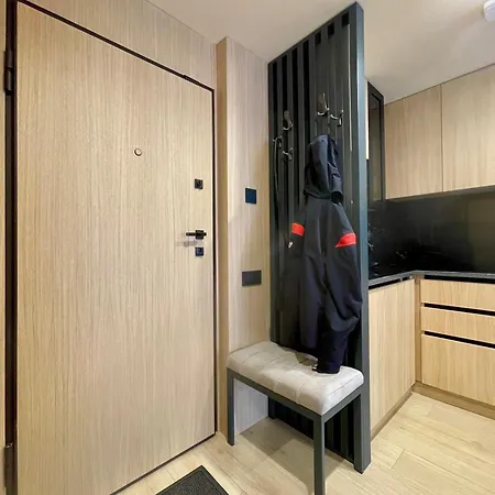 Location Lift Front דירה *