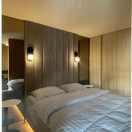 Location Lift Front דירה ברויל-קרוויניה