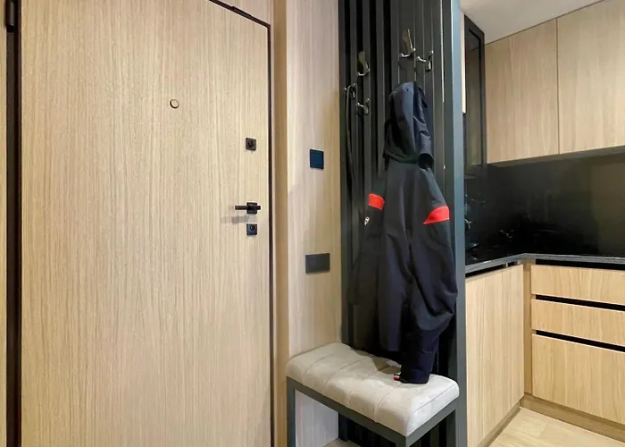 Location Lift Front דירה *