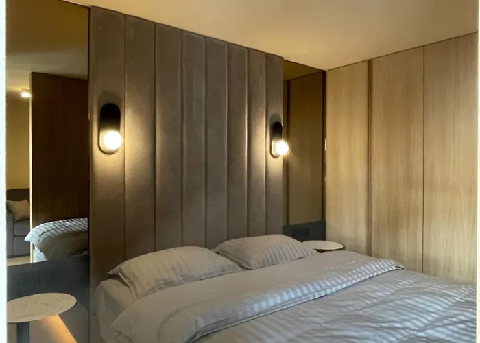 Location Lift Front דירה ברויל-קרוויניה