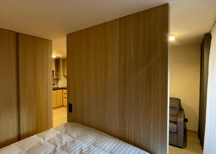 Location Lift Front דירה *