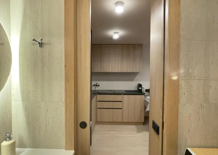 Location Lift Front דירה *